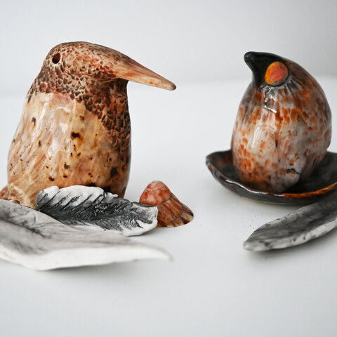 43. Oiseaux curieux. Porcelaine et semi-grès. Dimensions variées. 2025.
200$