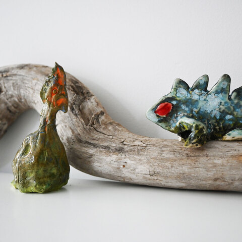 42. Dinosaurus. Porcelaine et grès. Dimensions variées. 2025.
150$