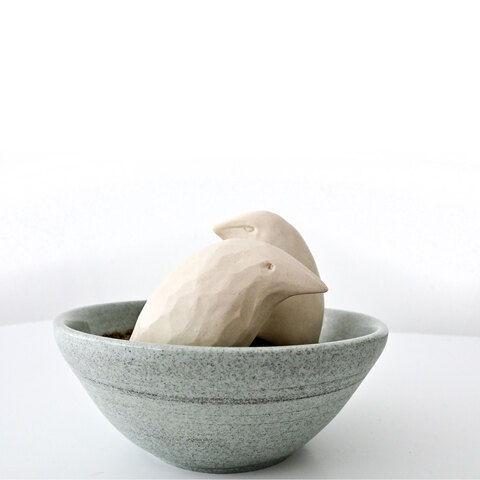 26.Couple blanc dans leur bol en porcelaine-grès. ? x 6 x 6". 2024-2026.
300$
