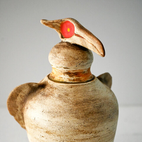6. Vase à tête d'oiseau. Semi-grès. Environ 7 x 4 x 4". 2025-26. En collaboration avec Colombe Gagnon. 400$