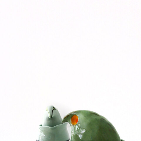Oiseaux technos dans leur vase. Porcelaine. Dimensions variées. 2025.
150$ ch.