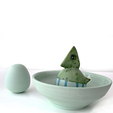 14. Poussin, oeuf et bol en porcelaine turquoise. Dimensions variées. 2025.
150$