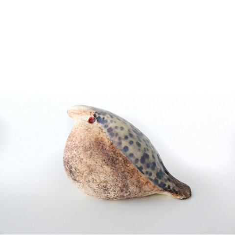 24. Mésange étrange. Porcelaine. 2 x 2 x 2". 2024.
Avec oiseau coulant et bûche 200$
