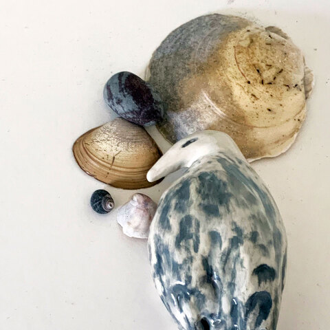 9. Goéland. Porcelaine. Environ 2 x 4 x 6". 2024. 
Avec coucou tacheté 200$