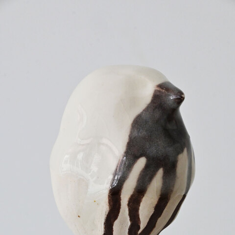 4. Oiseau coulant. Porcelaine. Environ 3 x 2 x 2". 2025. 
Couple avec mésange étrange et bûche, 200$