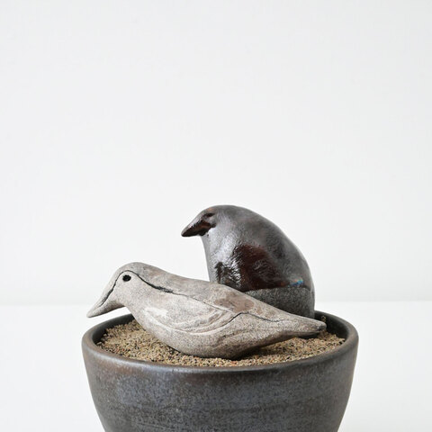 36. Colibri et oiseau de bronze dans leur bol. Terre noire et grès. Environ 6 x 4 x 4". 2025-26. 
250$