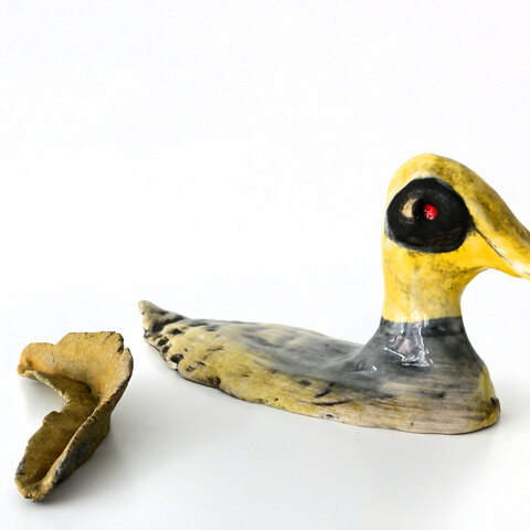16. Canard jaune et sa plume. Porcelaine. Environ 3 x 3 x 6". 2024. 
200$
